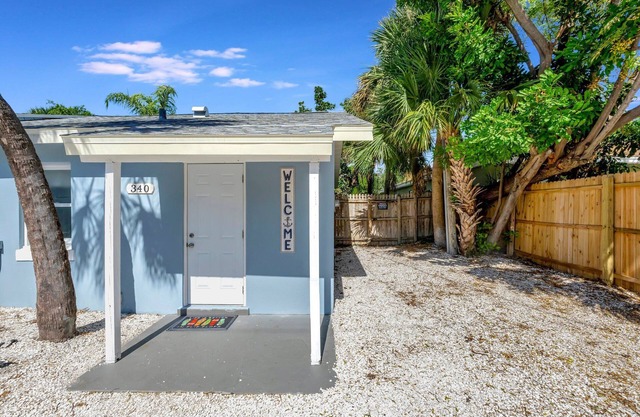 A TREASURE IN ST. PETE. COZY & COMFORTABLE HOUSE STEPS TO SHOPS AND RESTAURANTS