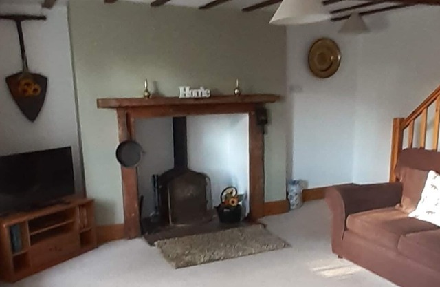 Un chalet de deux chambres avec salles de douche attenantes