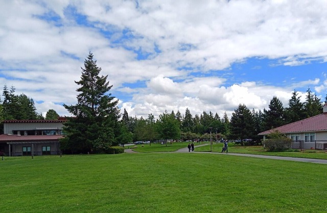 A two Kitchen Home in Walking distance to Crossroad Park/Mall, near Microsoft HQ