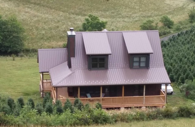 Un chalet de montagne unique dans une ferme avec une grande pêche, des sentiers et des parcs à proximité