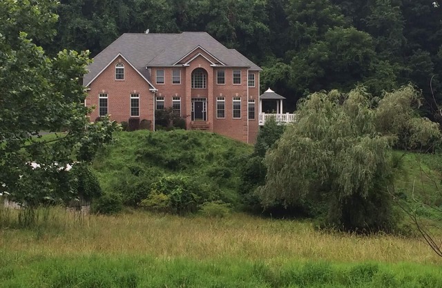 Une maison unifamiliale unique et privée avec 5 acres d'intimité.