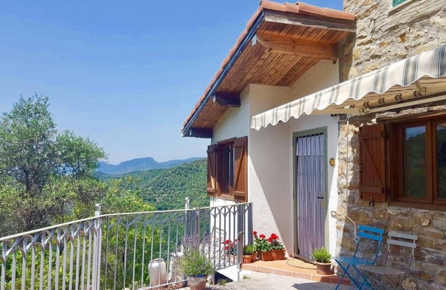 Maison d'artiste traditionnelle ligure dans une belle vallée et un hameau