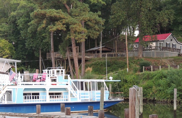 Une péniche chaleureuse et confortable de 50 pieds dans une marina fermée, pittoresque et paisible près de la cit