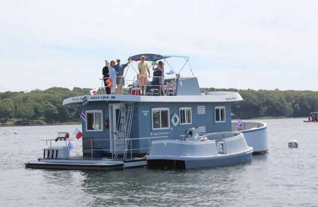 Une escapade dans l'eau. Vacances sur une péniche dans le Maine, une île privée virtuelle.