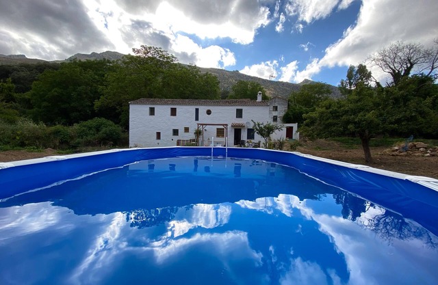 Un moulin à eau à côté de la rivière Molino de Simón