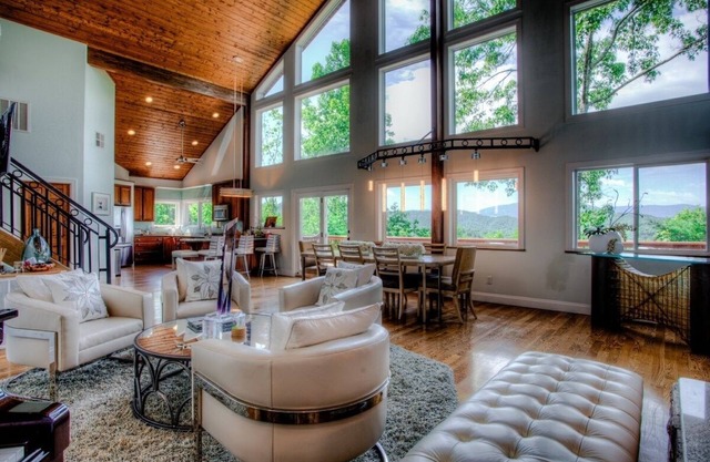 Un ruisseau chuchotant, tout simplement luxueux, spectaculaire, haut de gamme et branché - à proximité de Hendersonville