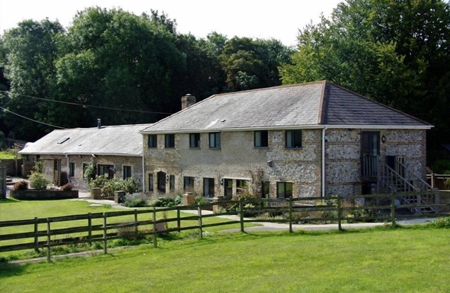 Une magnifique et luxueuse grande maison familiale pouvant accueillir 12 personnes avec un grand jardin et une piscine