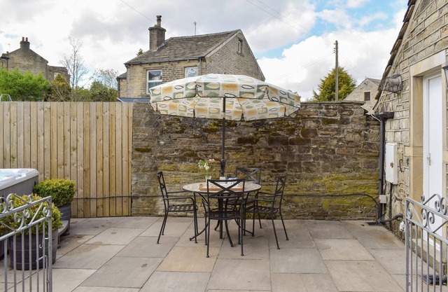 2 bedroom accommodation in Holmfirth