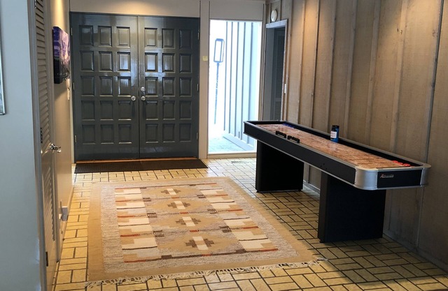 Une maison boisée et creekside à Macatawa, il est facile de se détendre et de profiter de vacances!