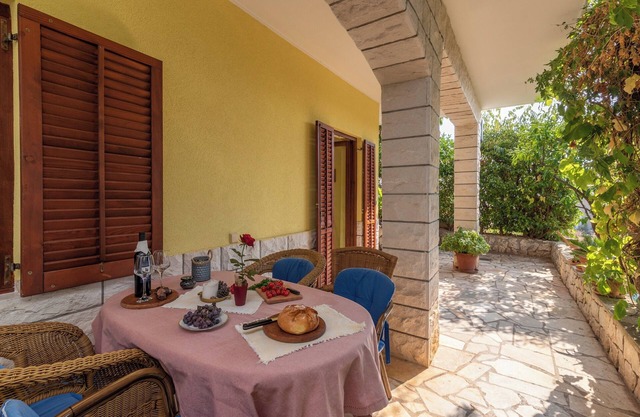 A1 – studio apartment with terrace and garden, 3 min walk to the beach