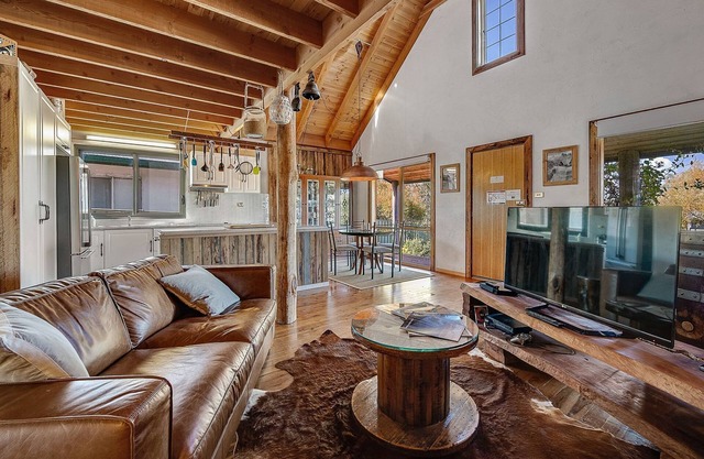 Aarlaur 2 - Charming 2BR Rustic Home l Bath l Fire Pit l WiFi Air-Con