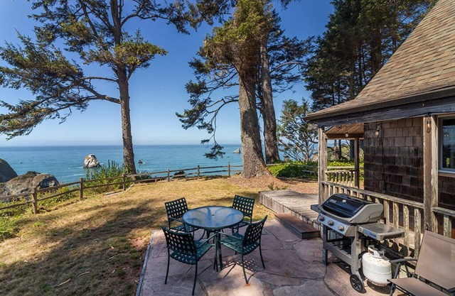Abalone Cabin-Charming retreat w/ ocean views!