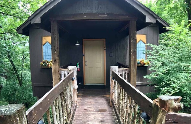 Abbey Chateau Treehouse #10 / Oak Crest