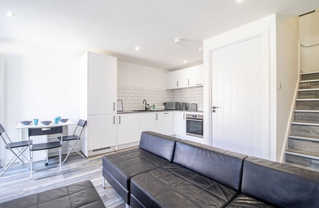 Abbey House Apt B est une chambre avec canapé-lit près de l'abbaye de Paisley