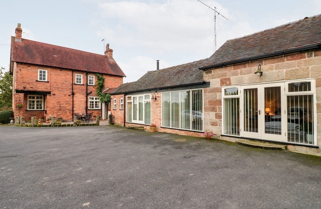ABBEY VIEW FARM COTTAGE, pet friendly, with open fire in Alton
