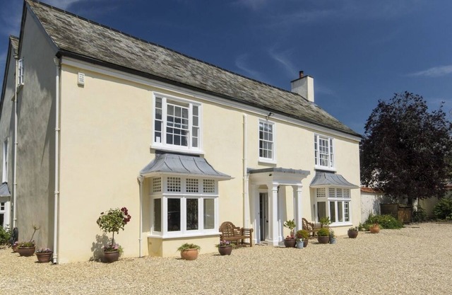 Abbots Manor, COMBE RALEIGH