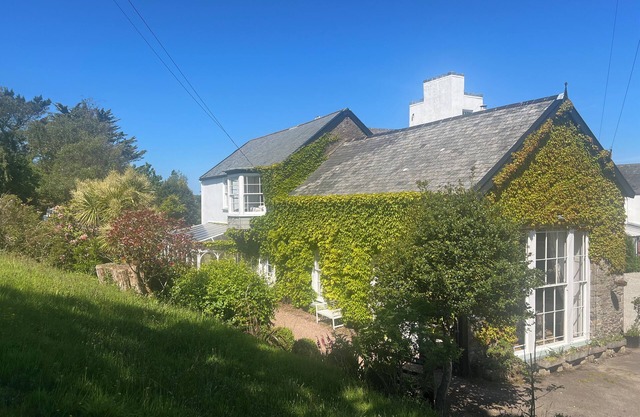 Extension géorgienne au manoir Tudor situé dans 2 1/2 acres sur un chemin côtier