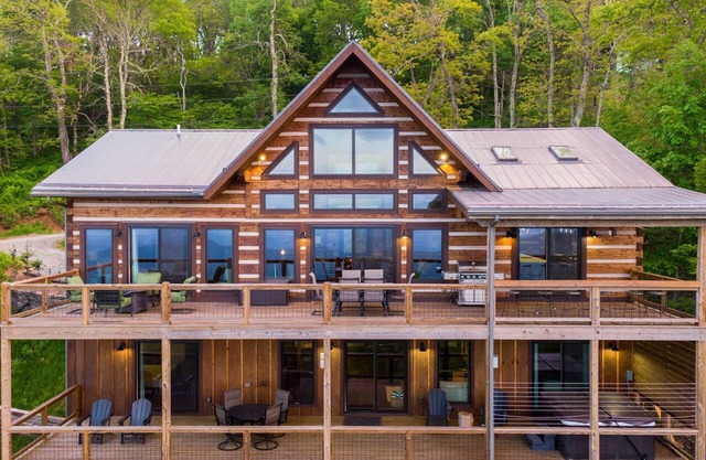 Above and Beyond - Luxury home. Hot Tub, Game Room, Theater, Fire Table, BIG views