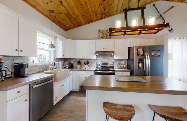 Above The Cove 3 Bedroom Home by RedAwning