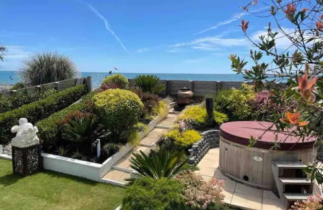 Absolute Beachfront House avec vue sur la mer