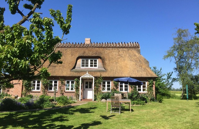 La paix absolue: Maison individuelle de chaume avec grand jardin, piscine, sauna ...