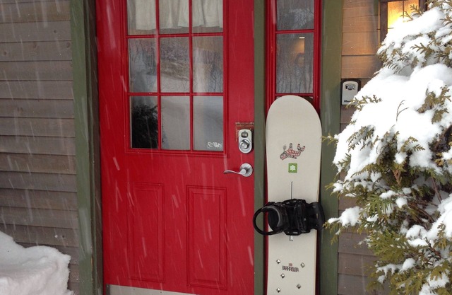 Entrée Privée Absolute Slopeside Condo / RÉDUIT 3ÈME NUIT