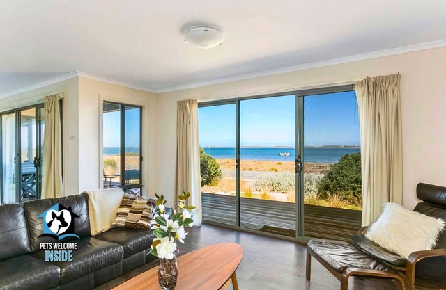 PetLet 17 Absolute Waterfront Views + Kayaks
