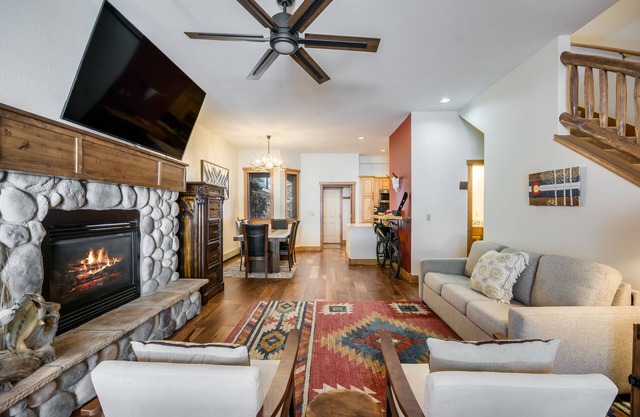 On Ski Bus Line - Community Hot Tub - 1200 sq feet