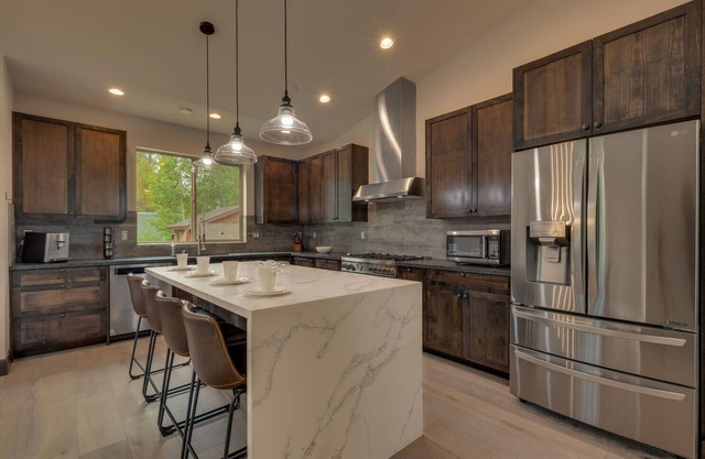 AC, Large Upright Arcade, Dreamy Kitchen, Designer Furnished, Grill, Fast Wifi, Spa – The Glenmore