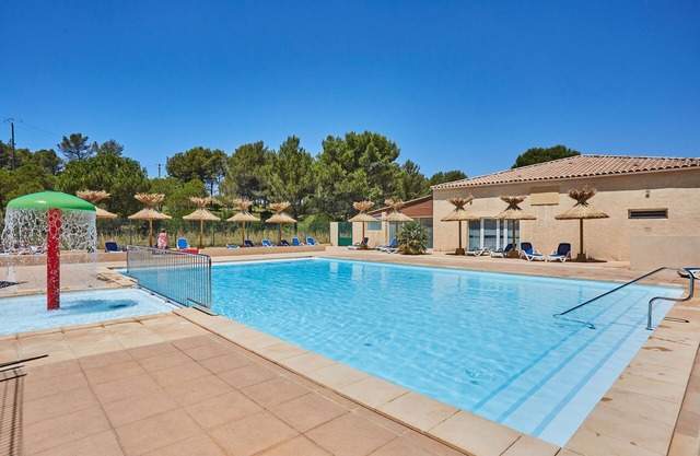 Accès Piscine Extérieure Saisonnière | Espace Confortable avec Accès au Court de Tennis