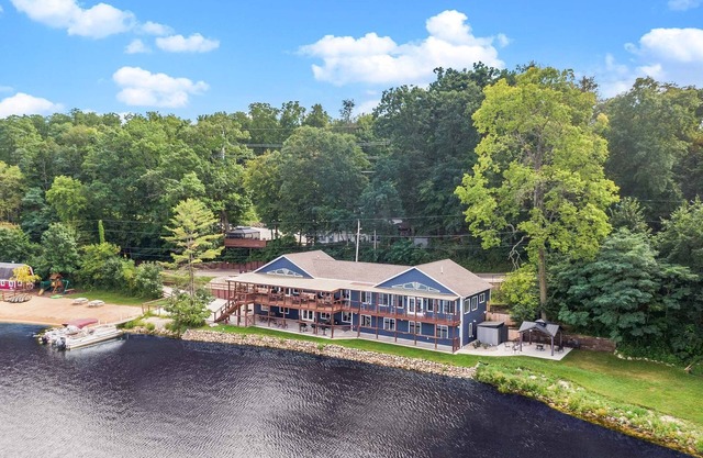 Accessible Blue Spruce Lodge: 340 pieds de façade sur le lac, 80 pieds de large Sandy Beach!