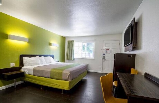King Room Mins from Beach