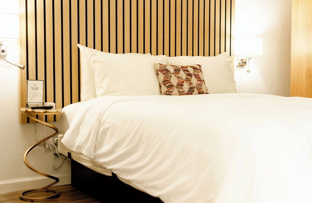 Accessible King Room with Modern Comforts – Ideal for Relaxing Getaways!