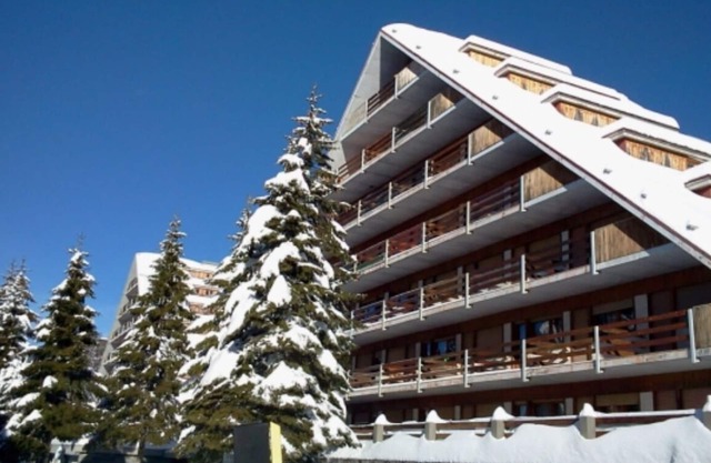 HEBERGEMENT SUR DEUX NIVEAUX AVEC PISCINE PRIVEE SUR LES PISTES DE SKI
