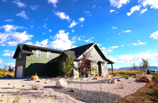 Aces on the 9 Private sports court and hot tub! Access to Ideal Beach (sleeps 35)
