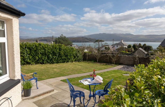 ACHIPUR, pet friendly, with open fire in Porthmadog