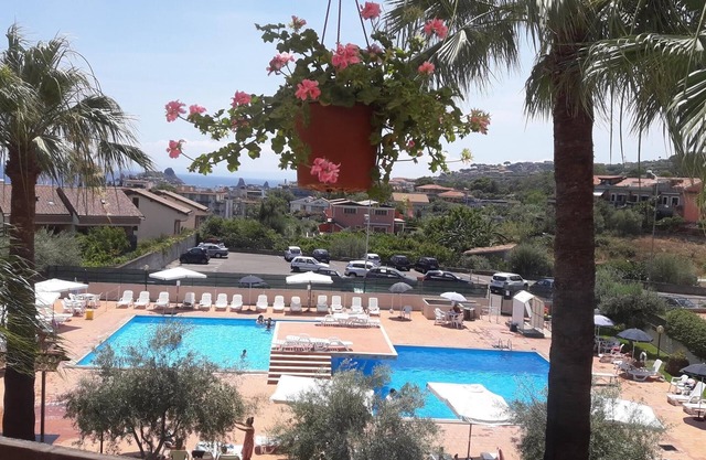 appartement dans résidence avec piscine à 200 mètres de la mer Capomulini - acitrezza
