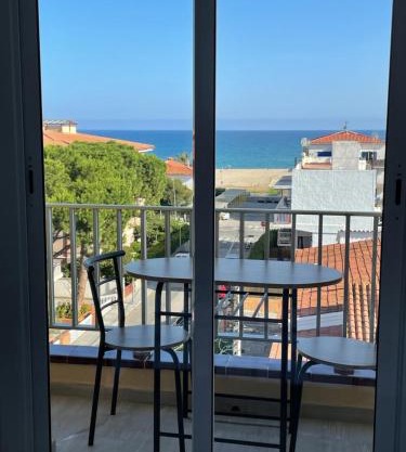 Acogedor estudio en la playa, con vistas al mar, y piscina comunitaria
