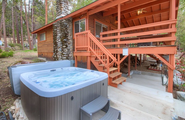 Acorn Alley Inside Yosemite - Dog Friendly! w/Hot tub, Fire pit, EV Charger