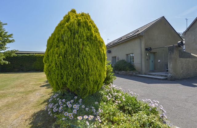 ACORN COTTAGE, pet friendly, with pool in Newton Abbot