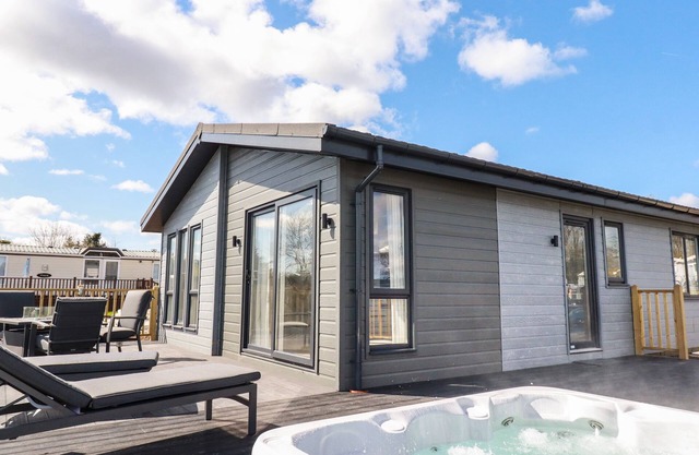 ACORN LODGE, pet friendly, character holiday cottage in St Day