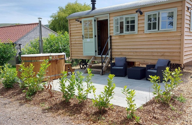 ACORN, romantic, with hot tub in Bleadon