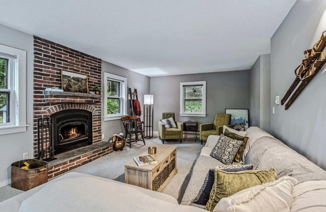 Acres & Views! Firepit, BBQ | Bayley Way Getaway