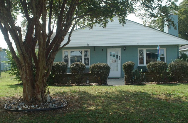 Across from the Albemarle Sound. 4-bedroom cottage in Roper, NC. Pet friendly