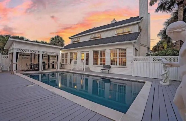 Across the street from the beach, pool, hot tub!
