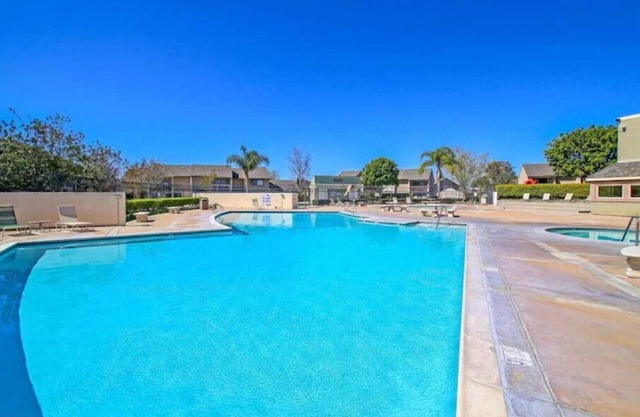 Across the street from Disney/Pool/Free Parking