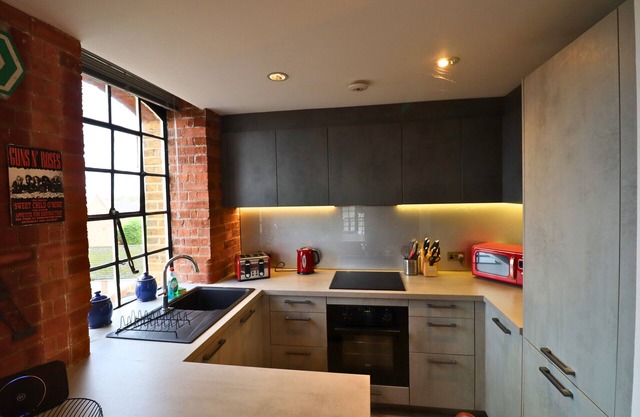 Addlestone Contemporary Stunning Two Bedroom Apartment