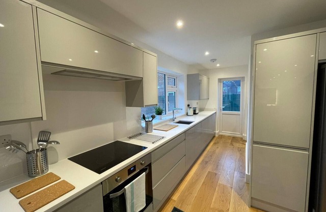 Addlestone, Exquisite, Spacious, Six Bedroom (Three Bathroom) House