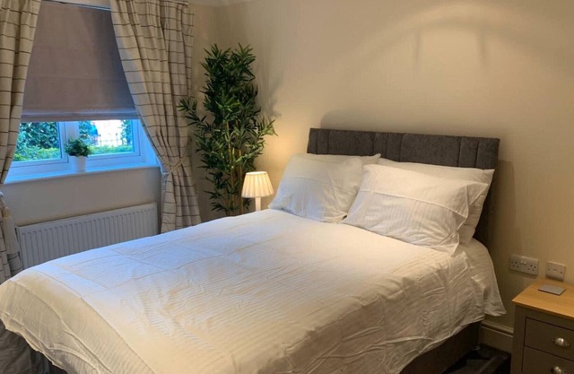 Addlestone - Stylish / Modern - Two Bedroom (Two Bathroom) Apartment