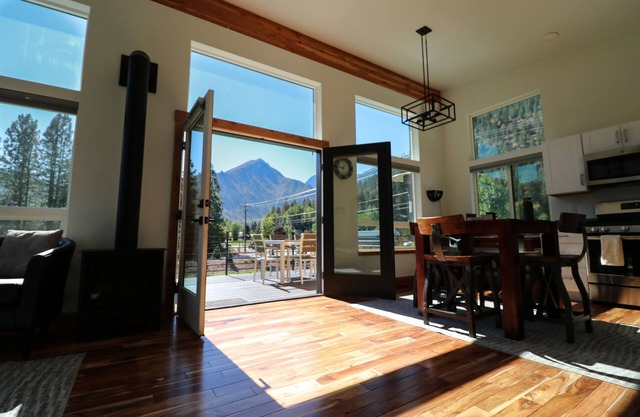 Addy Acres- Near hiking, snowshoeing, sled rides & Sleeping Lady Resort